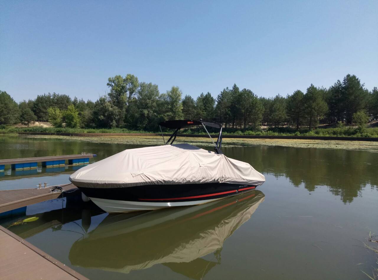 auvents de stationnement pour bateaux à moteur