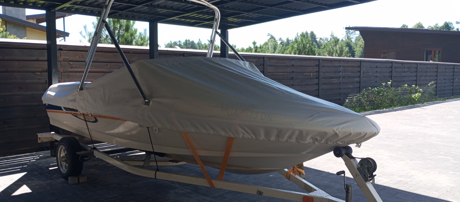 bâche de transport pour bateau à moteur